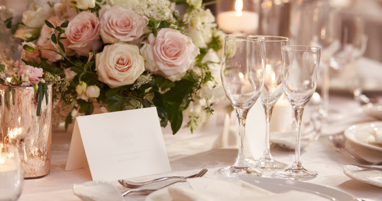 Svatební jmenovky na stůl: Kompletní průvodce pro dokonalý zasedací pořádek